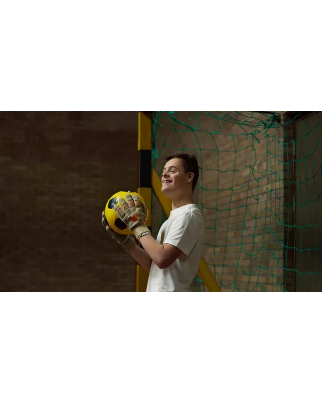 Team 7 jongen keeper met bal in handen