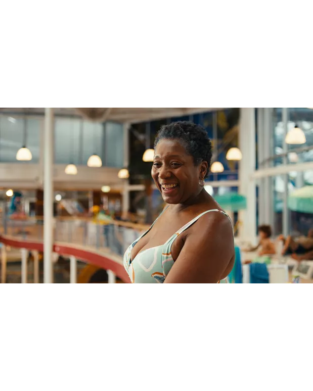 Oma Jane trots kijkend naar Soraya