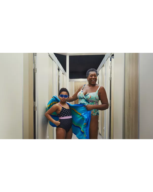 Soraya en oma Jane bij kleedkamers