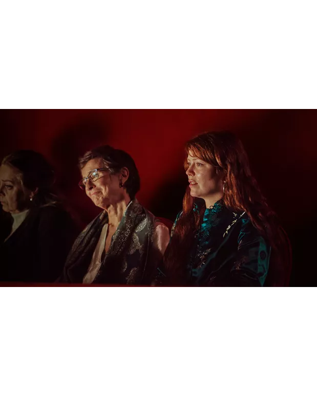 Lisa en tante Thea kijkend naar podium