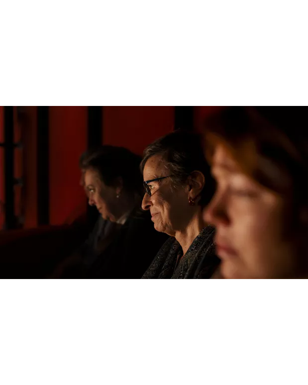 Tante Thea trots kijkend naar podium